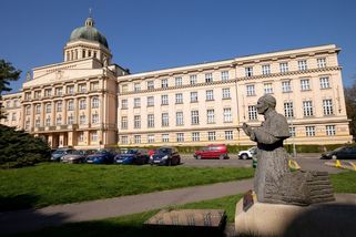 Chaos na Katolické teologické fakultě pokračuje. Na stole je nucená správa - Novinky
